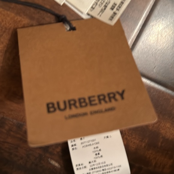 Burberry canvas visor🤩 - Picture 3 of 6